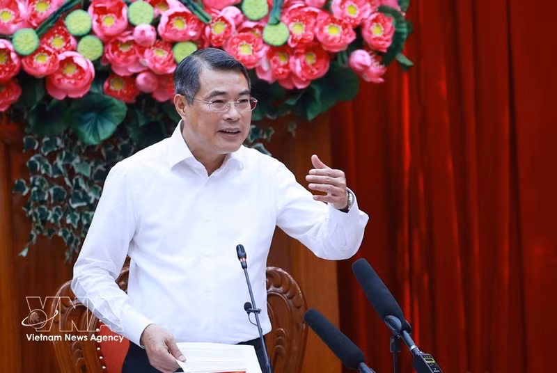 Prime Minister Le Minh Hung delivers concluding remarks at the working session with the Standing Board of the Party Committee of Vinh Long province on May 26. (Photo: VNA)