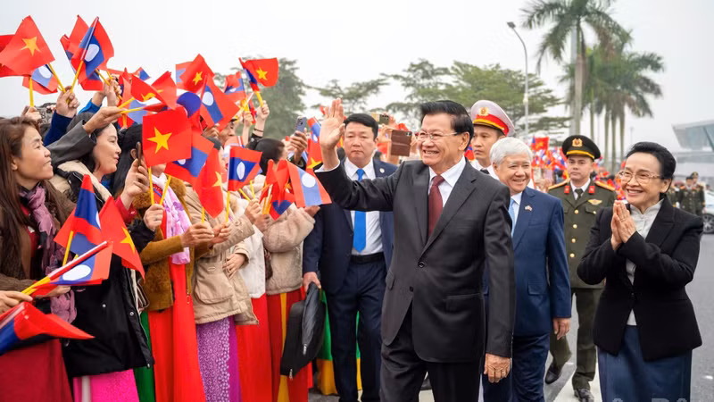 General Secretary of the Central Committee of the Lao People’s Revolutionary Party and President of Laos Thongloun Sisoulith and his spouse Naly Sisoulith are welcomed at the Noi Bai International Airport on January 26 morning. (Photo: NDO )