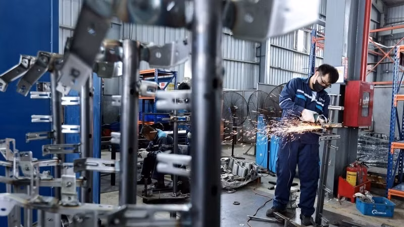 Viet Nam currently has around 1 million operating enterprises, contributing nearly 60% of GDP (Photo: VNA)