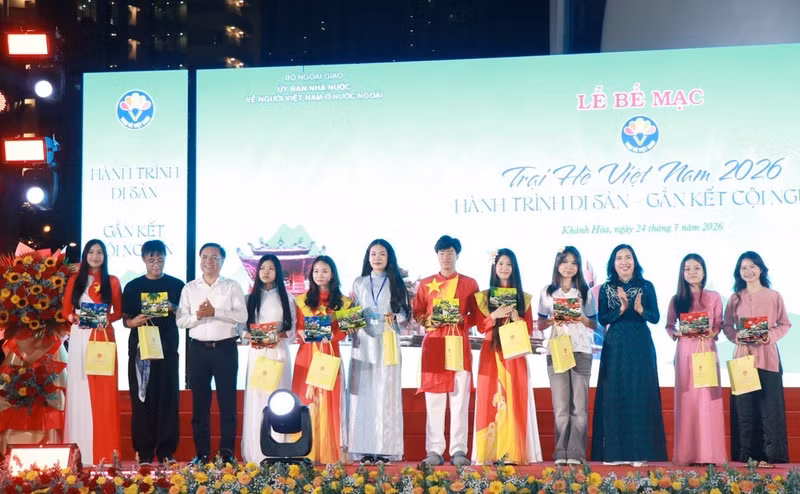 Deputy Minister of Foreign Affairs Le Thi Thu Hang (third from right) presents gifts to outstanding participants at the Viet Nam Summer Camp 2026. (Photo: VNA)