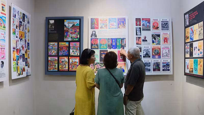 Visitors explore works on display at the exhibition (Photo: thethaovanhoa.vn)