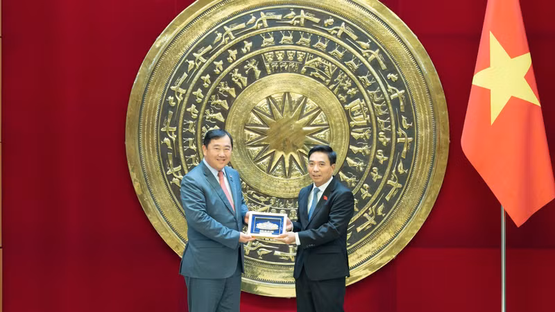 Vice Chairman of the National Assembly Nguyen Doan Anh (R) receives Suos Yara, Chairman of the Commission on Foreign Affairs, International Cooperation, and Information of the Cambodian National Assembly in Ha Noi on June 10. (Photo: quochoi.vn)