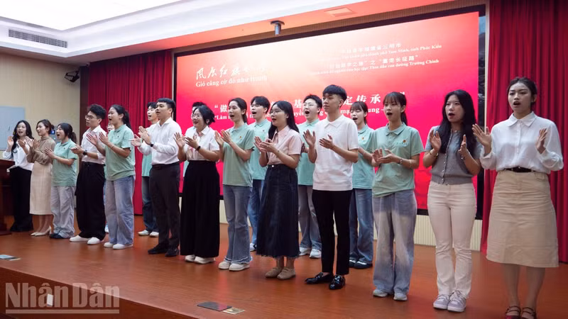 Participants in the Vietnam – China youth dialogue in Sanming city, China's Fujian province, on June 9 (Photo: NDO)