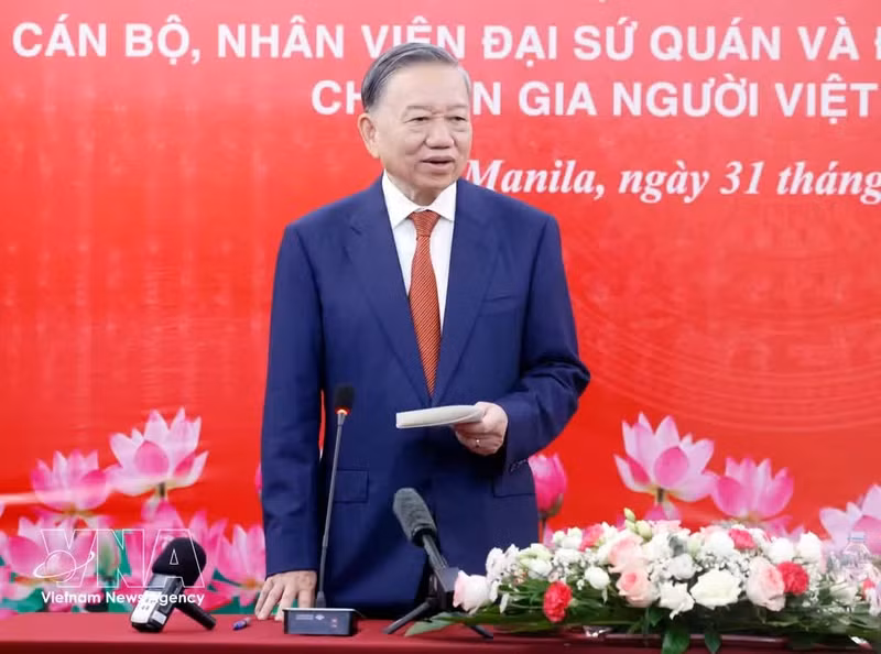 Party General Secretary and State President To Lam speaks at the meeting with staff of the Vietnamese Embassy and representatives of the Vietnamese community in the Philippines on May 31. (Photo: VNA)