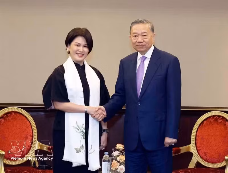 Party General Secretary and State President To Lam receives Chin Yin Ong, Chief Organisation Capability Officer at Grab, in Manila on May 31. (Photo: VNA)