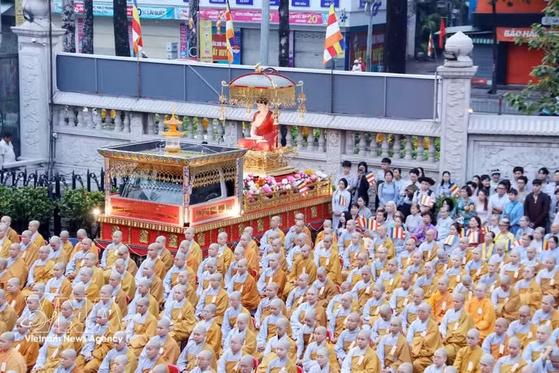 A large number of Buddhist monks, nuns and followers attend the Vesak celebration in Ho Chi Minh City on May 31. (Photo: VNA)