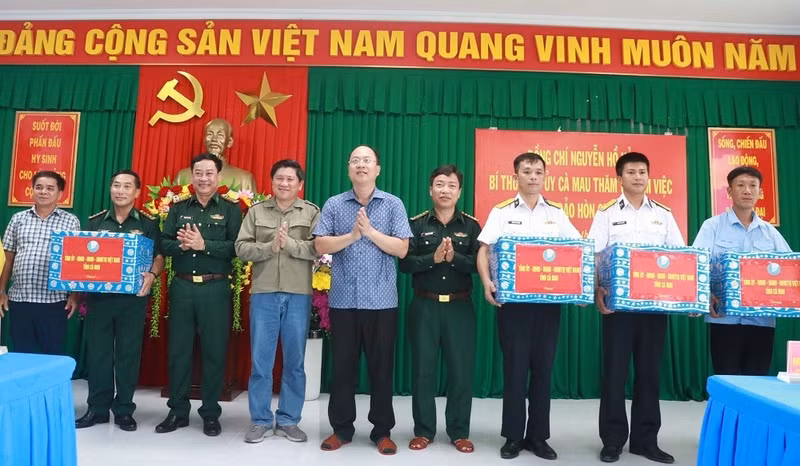 Secretary of the Ca Mau Provincial Party Committee, Nguyen Ho Hai (fifth from right), presents gifts to officers and soldiers stationed at Hon Chuoi Island, Song Doc Commune. (Photo: camau.gov.vn)