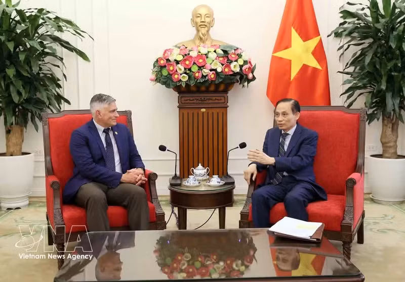 Minister of Foreign Minister Le Hoai Trung (right) and Congressman Michael Baumgartner, member of the US House Foreign Affairs Committee, at the event ( Photo: VNA)