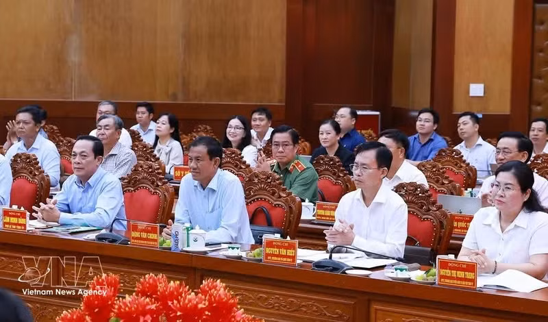 Leaders of Vinh Long province attend the working session with Prime Minister Le Minh Hung on May 26. (Photo: VNA)
