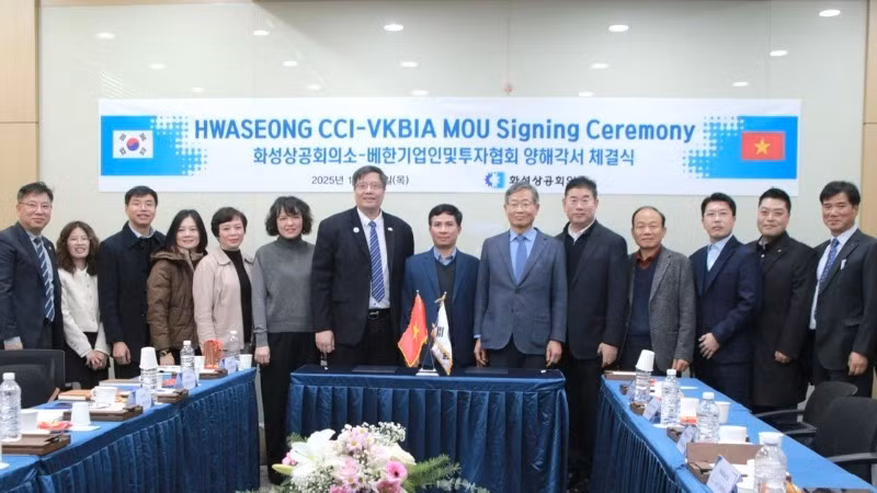 Delegates at the signing ceremony 