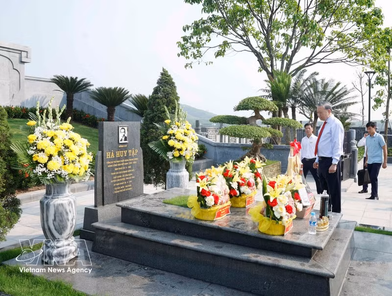 General Secretary of the Communist Party of Viet Nam Central Committee and State President To Lam pays tribute to late Party General Secretary Ha Huy Tap (Photo: VNA)