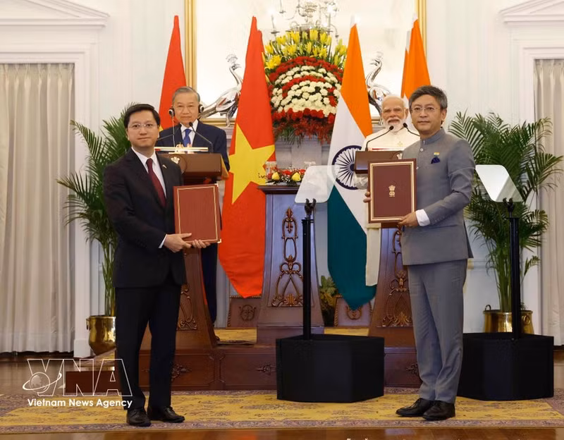 General Secretary of the Communist Party of Viet Nam Central Committee and State President To Lam and Indian Prime Minister Narendra Modi witness the exchange of various cooperation agreements (Photo: VNA)