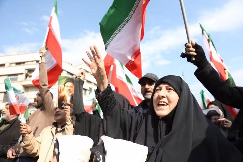 Iranians gathered in the streets of Tehran after a ceasefire was announced (Photo: THX/VNA)