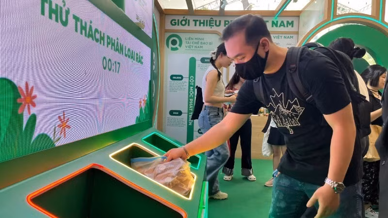 Consumers taking part in a source-separation waste challenge 