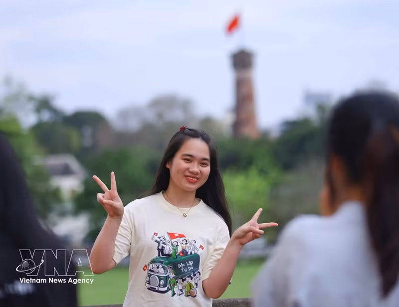 A visitor poses for check-in photos while touring the World Heritage Site of the Thang Long Imperial Citadel. (Photo: VNA)