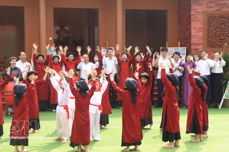 Children perform Xoan folk singing at the cultural camp. (Photo: VNA)