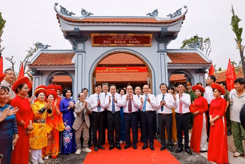 NA Chairman Tran Thanh Man and delegates at the memorial site. (Photo: VNA)