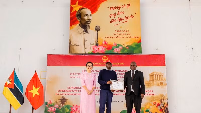 First prize winner of the contest (C) honoured at the ceremony (Photo: Vietnamese Embassy in Mozambique)