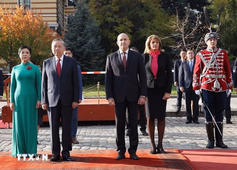 From left: General Secretary of the Communist Party of Viet Nam Central Committee To Lam (2nd) and his spouse Ngo Phuong Ly (1st), and Bulgarian President Rumen Radev (3rd) and his spouse Desislava Radeva at the official welcome ceremony for the Vietnamese leader on the morning of October 23 in Sofia. (Photo: VNA)