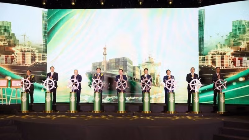 Deputy Prime Minister Le Tien Chau and delegates at the launch ceremony of the Hai Phong Free Trade Zone. (Photo: VNA)