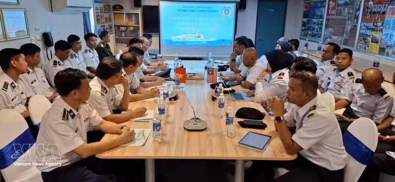 Representatives of the Malaysia Maritime Enforcement Agency (MMEA) and the Viet Nam Coast Guard exchange views on efforts to combat illegal, unreported and unregulated (IUU) fishing. (Photo: VNA)