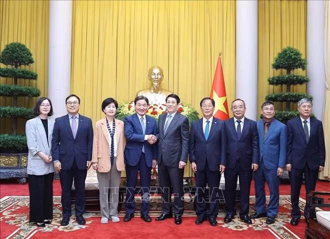 State President Luong Cuong (Middle) and Park Chang-dal (4th from left), Special Envoy of the Korean President and delegate at the meeting. (Photo: VNA)