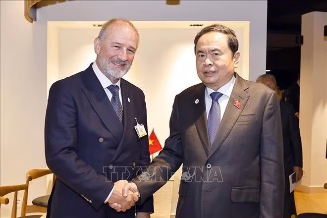 NA Chairman Tran Thanh Man (R) meets with Peter Samt, President of the Federal Council of Austria. (Photo: VNA)