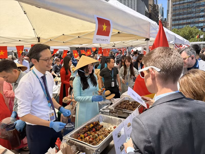 Ambassador Do Hung Viet, Viet Nam's Permanent Representative to the United Nations, and his spouse introduce Vietnamese dishes to visitors at the 2026 UN International Bazaar in New York on June 3. (Photo: VNA)