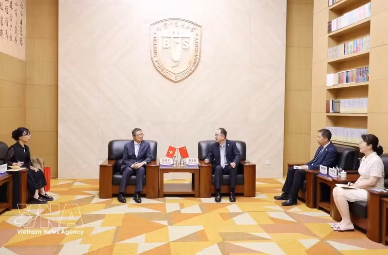 Vietnamese Ambassador to China Pham Thanh Binh (left) meets with President of the Beijing Foreign Studies University Jia Wenjian. (Photo: VNA)