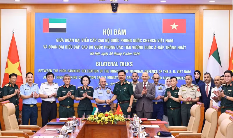 Sen. Lieut. Gen. Nguyen Truong Thang, Deputy Minister of National Defence of Vietnam (seventh, left), Lieut. Gen. Ibrahim Nasser Mohammed Al Alawi, Undersecretary of the UAE Ministry of Defence (sixth, left) and other delegates pose for a group photo (Photo: DUC VU)