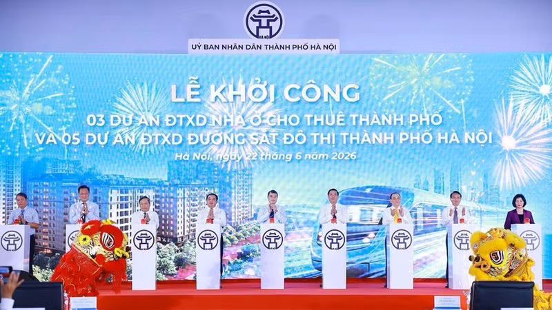 Prime Minister Le Minh Hung (C) and other delegates at the ground-breaking ceremony of the three large-scale rental housing projects and five metro line projects in Ha Noi on June 22, 2026. (Photo: VNA)