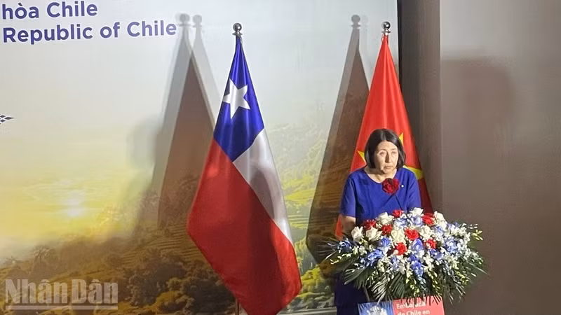 Chilean Ambassador to Viet Nam Nasly Isabel Bernal Prado speaks at the ceremony 