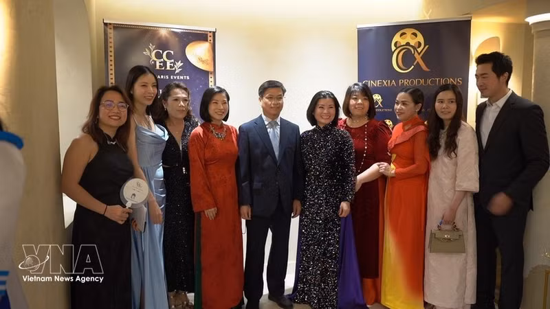 Director of the Viet Nam Cultural Centre in France, Dinh Ngoc Duc (fifth from the left), poses for a group photo with members of the organising committee of the "Cinema Night - Bridge of Light". (Photo: VNA)
