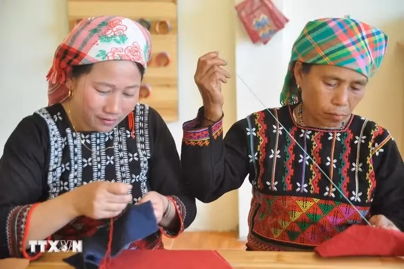 Xa Pho ethnic women work on brocade products in Lao Cai province. (Photo: VNA)