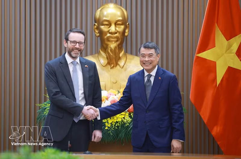 Prime Minister Le Minh Hung (R) hosts the UK's Ambassador to Viet Nam Iain Frew in Ha Noi on May 20 (Photo: VNA)