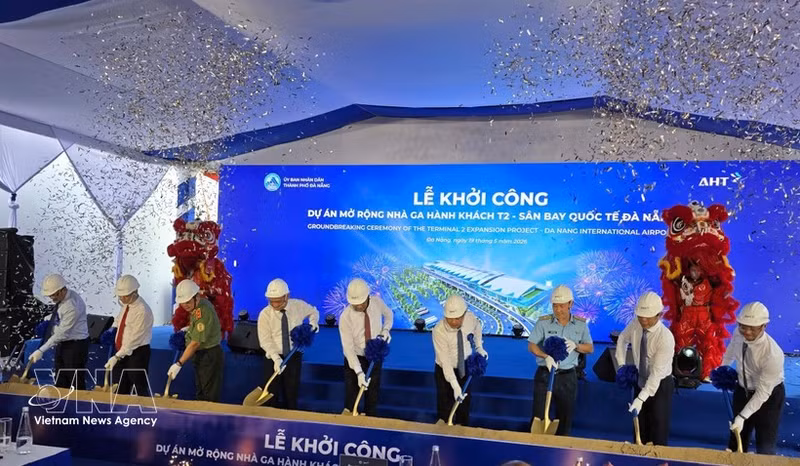Delegates mark the groundbreaking of the Terminal T2 expansion project at Da Nang International Airport on May 19, 2026. (Photo: VNA)