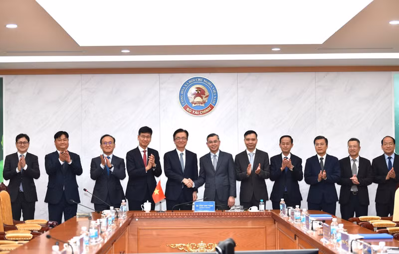 Minister of Finance Ngo Van Tuan held a working session with Park Soon Cheol, Vice President and Chief Financial Officer (CFO) of the Republic of Korea (RoK)'s Samsung Electronics on July 2, 2026. (Photo: Ministry of Finance)