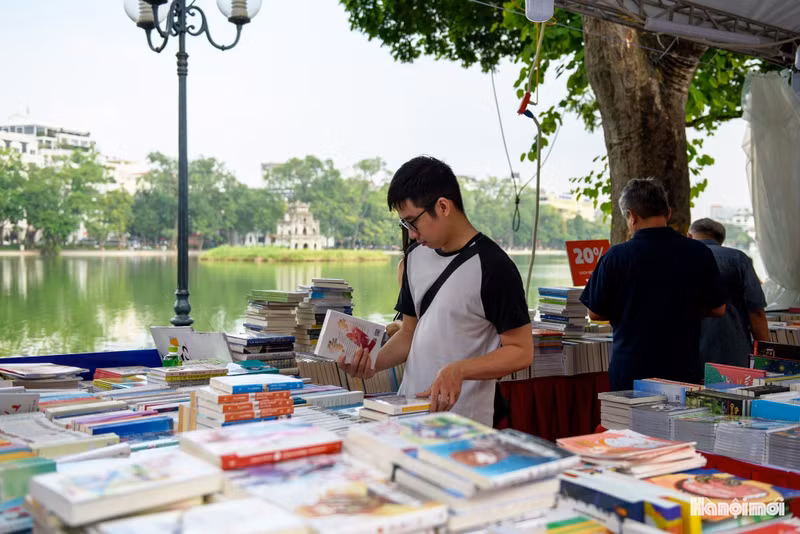 Visitors at the Ha Noi Book Fair 2025 (Photo: hanoimoi.vn)