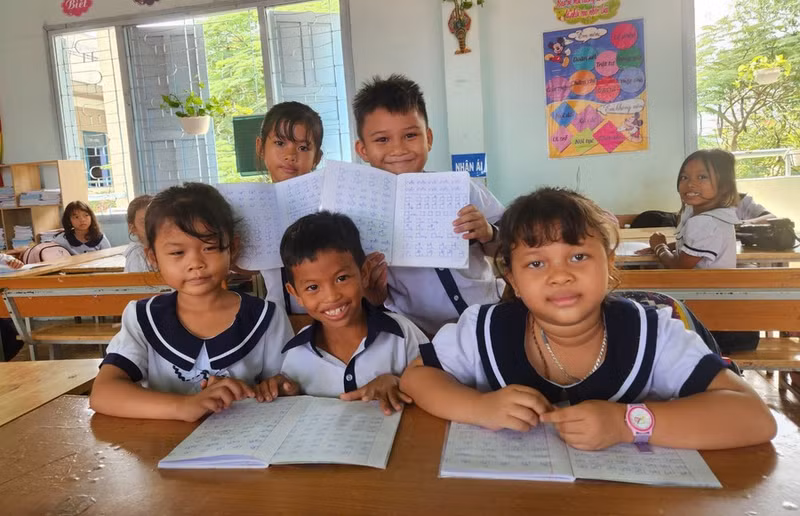 Students participate in a Cham language class at Phan Thanh 1 Elementary School in Dak Lak Province (Photo: giaoducthoidai.vn)