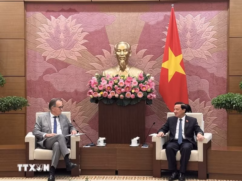 Vice Chairman of the National Assembly (NA) Nguyen Khac Dinh (R) and Senator Alain Cadec, Chairman of the France–Viet Nam Friendship Parliamentarians’ Group of the French Senate. (Photo: VNA)