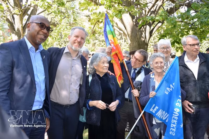 Tran To Nga poses for a group photo with supporters of her lawsuit against US chemical companies (Photo: VNA)