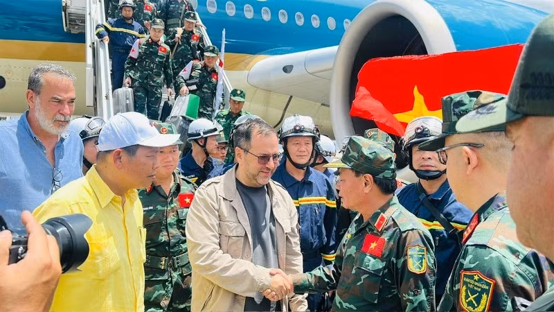 Venezuelan Minister of Foreign Affairs Yvan Gil Pinto welcomes the Vietnamese team at the airport. (Photo: Vietnamese Embasssy in Venezuela)