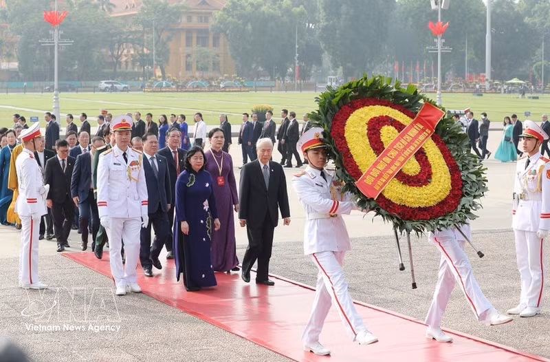 Delegates attending the 11th National Congress of the Viet Nam Fatherland Front pay tribute to President Ho Chi Minh at his mausoleum in Ha Noi on May 11. (Photo: VNA)
