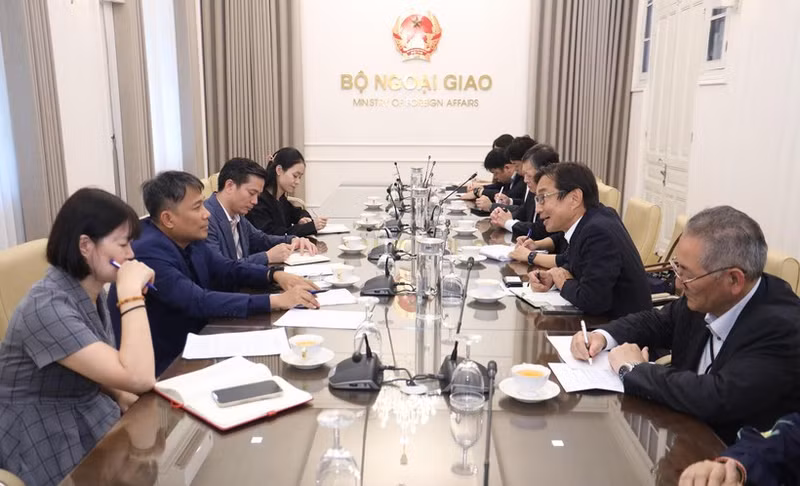 Standing Deputy Minister of Foreign Affairs Nguyen Minh Vu receives Representative Director and Executive Vice President of Idemitsu Kosan Atsuhiko Hirano in Ha Noi on June 12, 2026. (Photo: Ministry of Foreign Affairs)