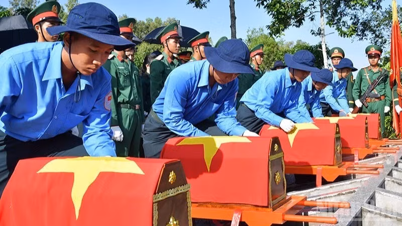 At a ceremony repatriating remains of fallen soldiers from Cambodia. (Photo: CHI PHUC)