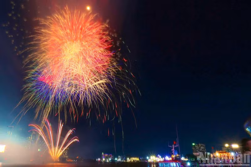 Dazzling fireworks light up sky over Ho Chi Minh City to mark national reunification anniversary