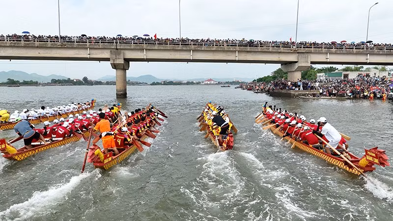 Celebrated each year on September 2 to mark National Day, the Gianh River Boat Racing Festival combines prayers for agricultural prosperity with vibrant river competitions (Photo: X.Phu)