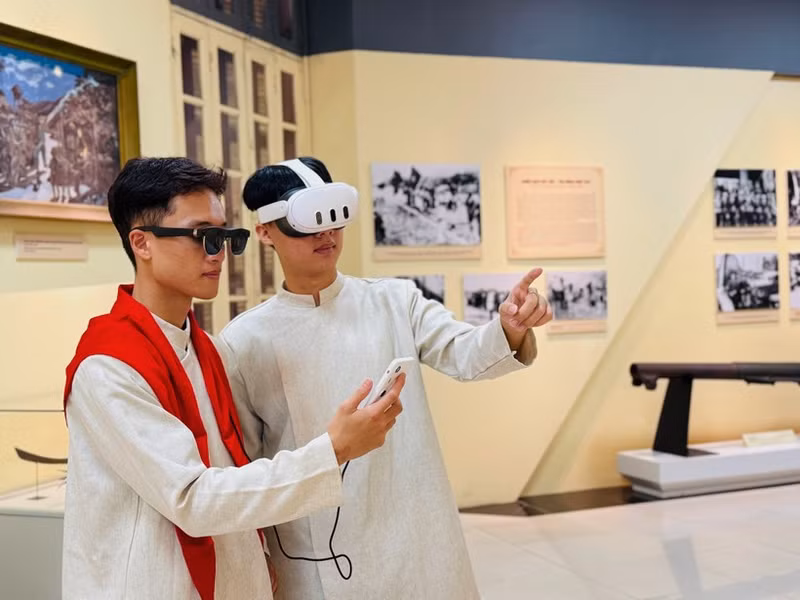 1-viettel-high-tech-ra-mat-trai-nghiem-cong-nghe-ar-gan-voi-the-gioi-thuc-dau-tien-tai-bao-tang-cach-mang-viet-nam.jpg