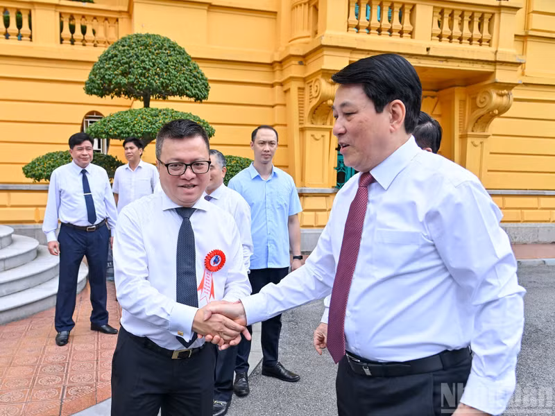 President Luong Cuong and delegates at the meeting.