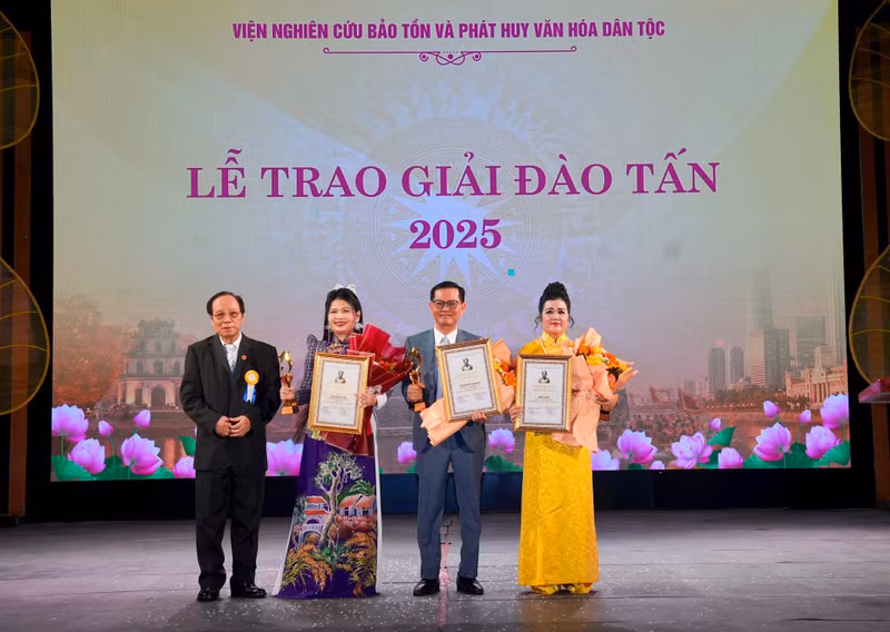 (From left) INREC Director Le Tien Tho presents the Outstanding Art Manager award to People's Artists Ho Ngoc Trinh, Trung Hieu, and Le Ngoc (Photo: hanoimoi.vn)